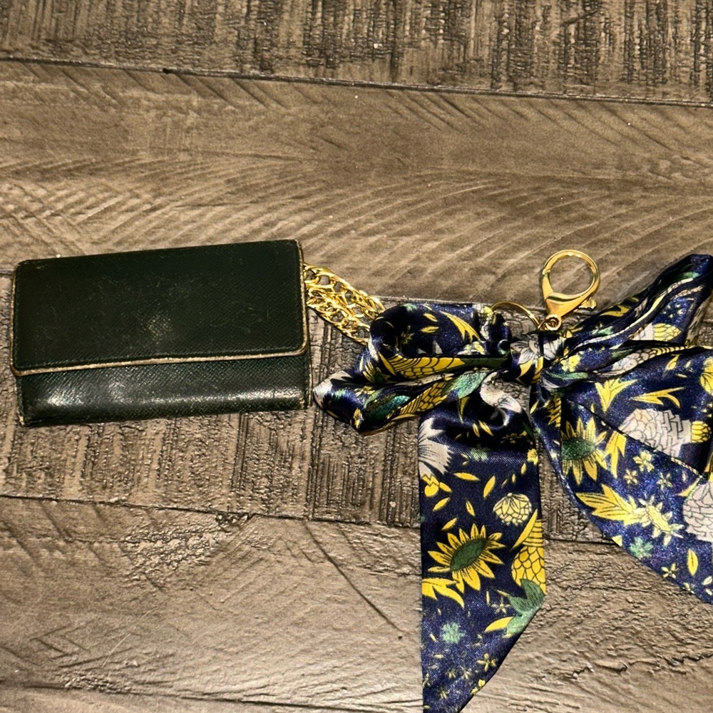 🍀Authentic🍀 green LV card and key holder